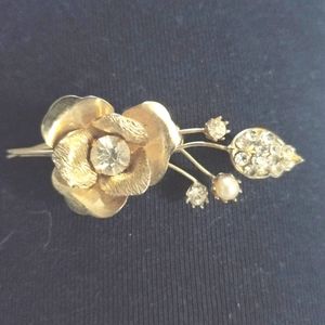 Vintage Rose Oin Brooch with Rhinestones and Faux Pearls Goldtone Unsigned